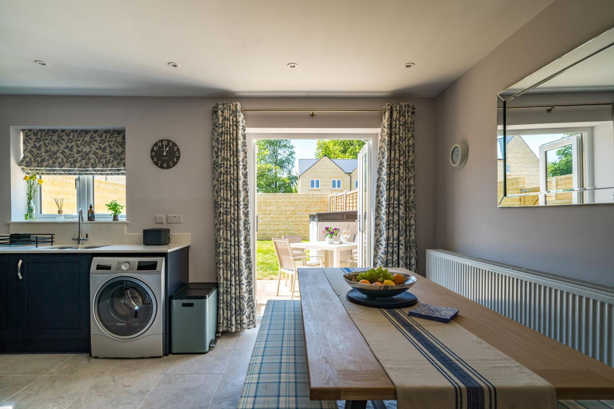 Fleming Cottage - Contemporary Cotswold Home Upper Rissington エクステリア 写真